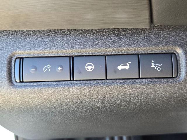 Photo of 2025 Everest White Pearl Tricoat/Super Black Nissan Pathfinder
