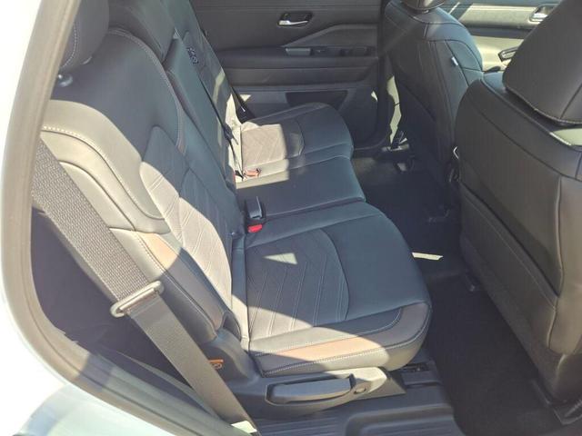 Photo of 2025 Everest White Pearl Tricoat/Super Black Nissan Pathfinder