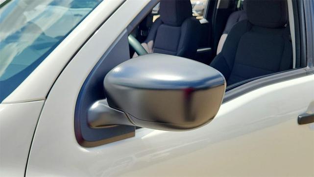 Photo of 2024 Glacier White Nissan Frontier