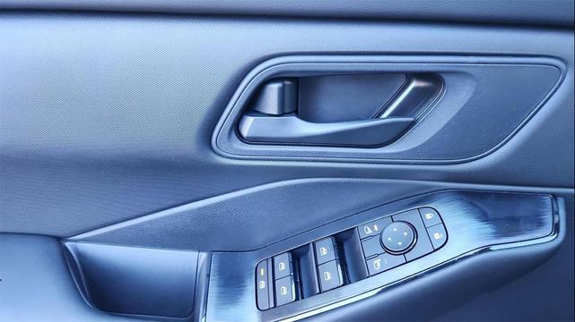 Photo of 2025 Brilliant Silver Metallic Nissan Rogue