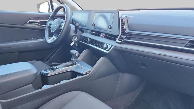 Photo of 2024 Snow White Pearl Kia Sportage