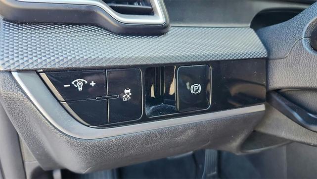 Photo of 2024 Snow White Pearl Kia Sportage