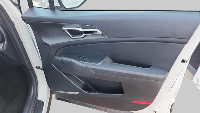 Photo of 2024 Snow White Pearl Kia Sportage