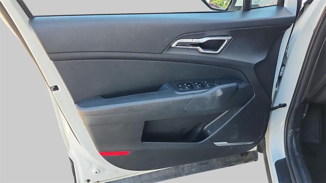 Photo of 2024 Snow White Pearl Kia Sportage