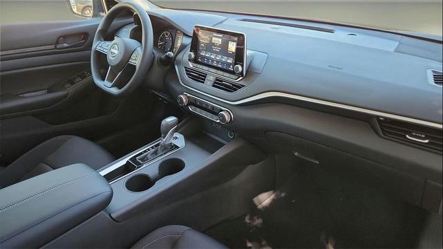 Photo of 2025 Super Black Clearcoat Nissan Altima