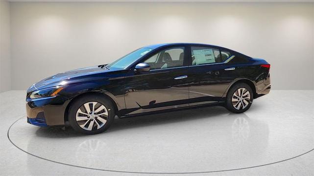 Photo of 2025 Super Black Clearcoat Nissan Altima