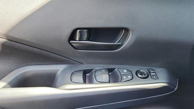 Photo of 2025 Electric Blue Metallic Nissan Kicks
