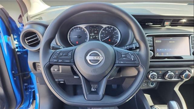 Photo of 2025 Electric Blue Metallic Nissan Kicks