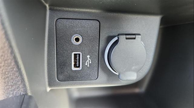 Photo of 2025 Electric Blue Metallic Nissan Kicks