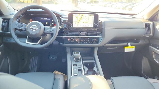 Photo of 2025 Everest White Pearl Tricoat Nissan Pathfinder