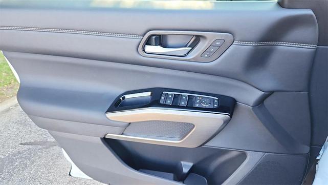 Photo of 2025 Everest White Pearl Tricoat Nissan Pathfinder