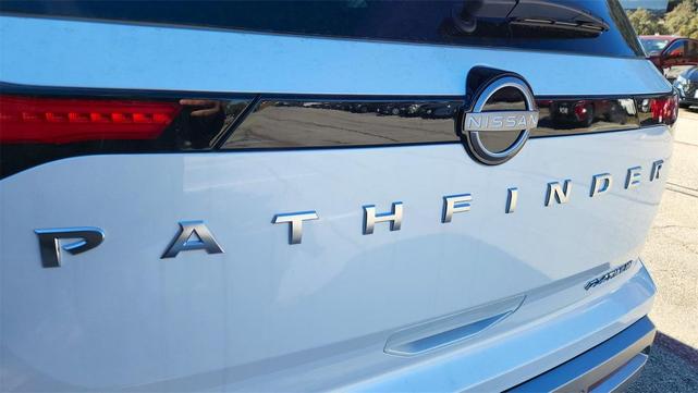 Photo of 2025 Everest White Pearl Tricoat Nissan Pathfinder