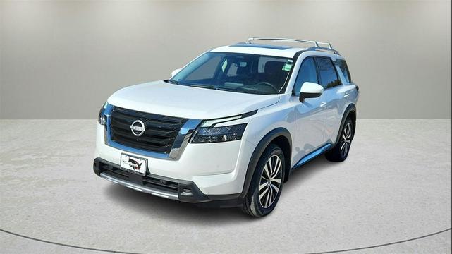 Photo of 2025 Everest White Pearl Tricoat Nissan Pathfinder