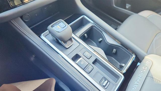 Photo of 2025 Everest White Pearl Tricoat Nissan Pathfinder