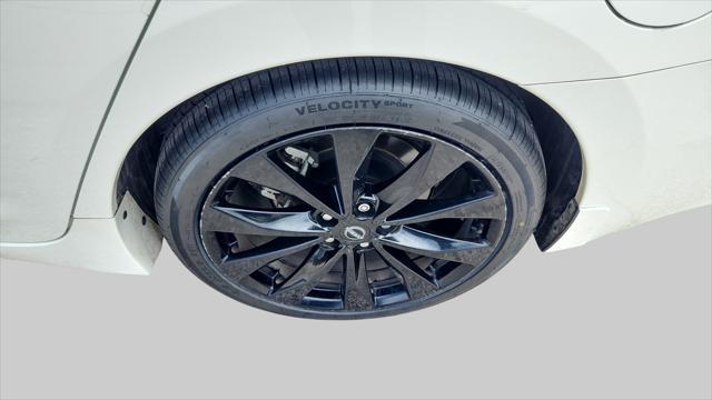 Photo of 2023 Pearl White Tricoat Nissan Maxima