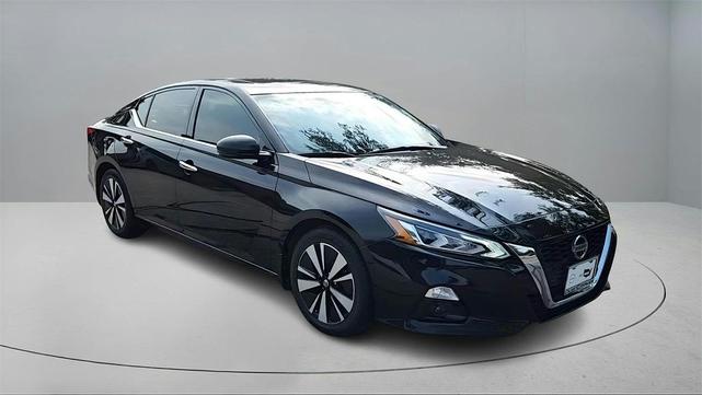Photo of 2020 Super Black Clearcoat Nissan Altima