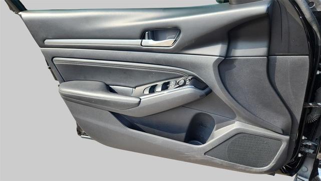 Photo of 2020 Super Black Clearcoat Nissan Altima