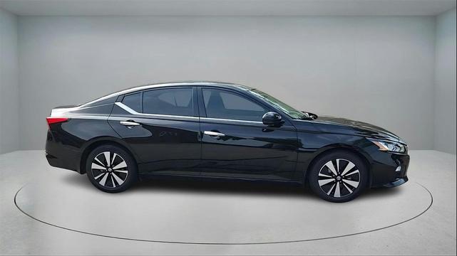Photo of 2020 Super Black Clearcoat Nissan Altima