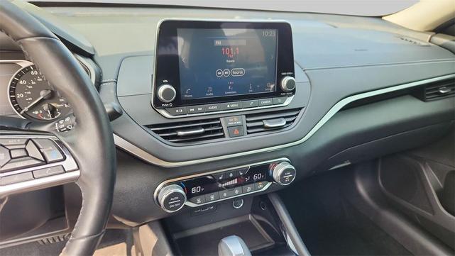 Photo of 2020 Super Black Clearcoat Nissan Altima