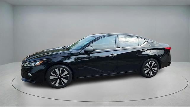 Photo of 2020 Super Black Clearcoat Nissan Altima