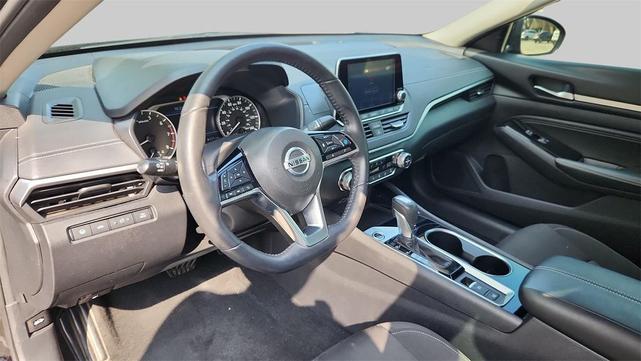 Photo of 2020 Super Black Clearcoat Nissan Altima