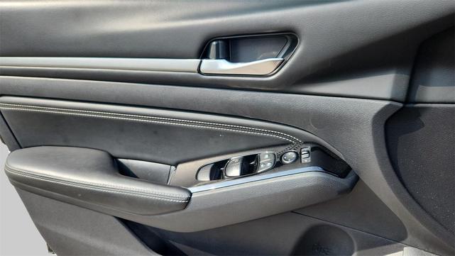 Photo of 2020 Super Black Clearcoat Nissan Altima