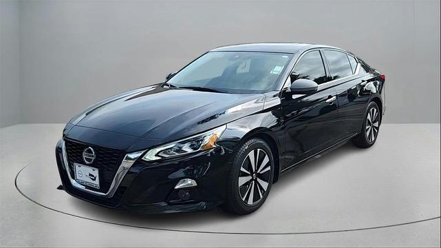 Photo of 2020 Super Black Clearcoat Nissan Altima