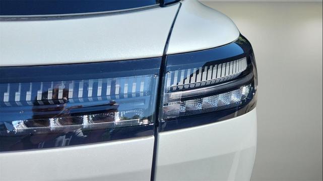 Photo of 2025 Everest White Pearl Tricoat/Super Black Nissan Murano