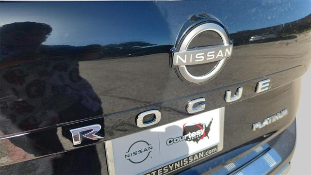 Photo of 2022 Super Black Nissan Rogue