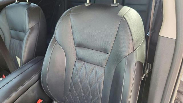 Photo of 2022 Super Black Nissan Rogue