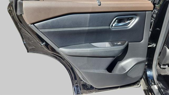 Photo of 2022 Super Black Nissan Rogue
