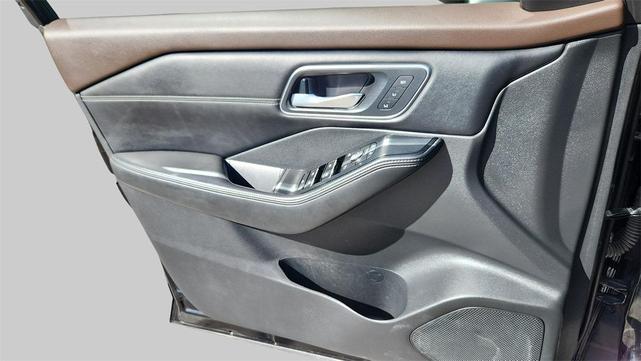 Photo of 2022 Super Black Nissan Rogue