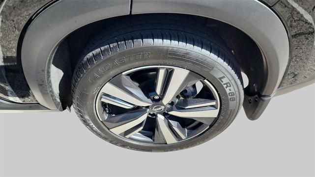 Photo of 2022 Super Black Nissan Rogue