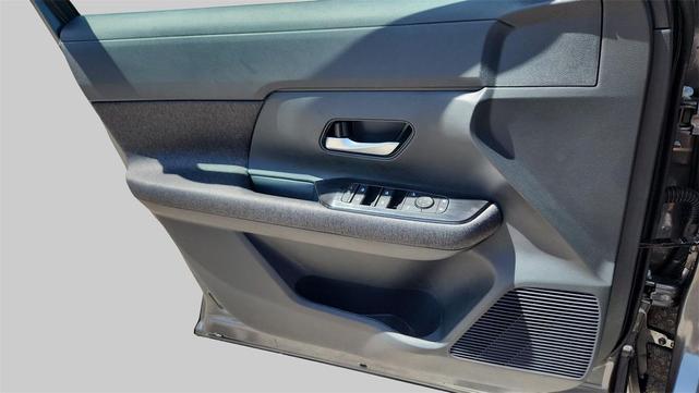 Photo of 2025 Gun Metallic Nissan Kicks