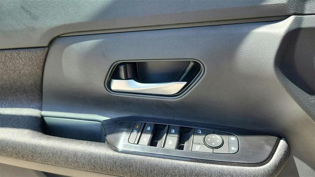 Photo of 2025 Gun Metallic Nissan Kicks