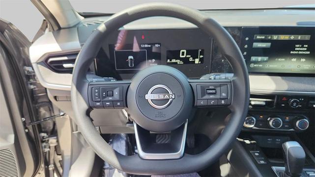 Photo of 2025 Gun Metallic Nissan Kicks