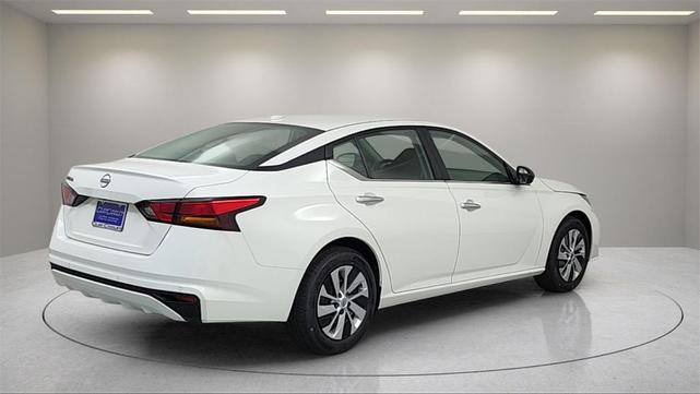 Photo of 2025 Glacier White Nissan Altima