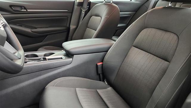 Photo of 2025 Glacier White Nissan Altima