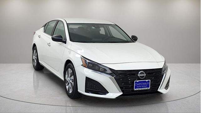 Photo of 2025 Glacier White Nissan Altima