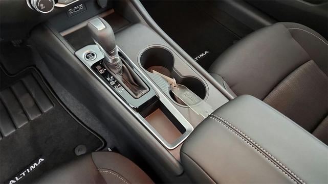 Photo of 2025 Glacier White Nissan Altima
