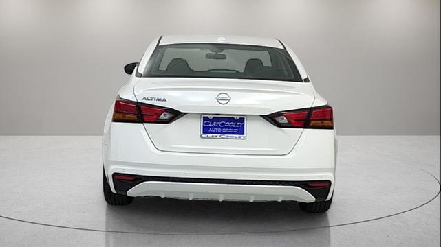Photo of 2025 Glacier White Nissan Altima