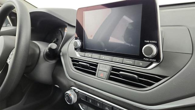 Photo of 2025 Glacier White Nissan Altima