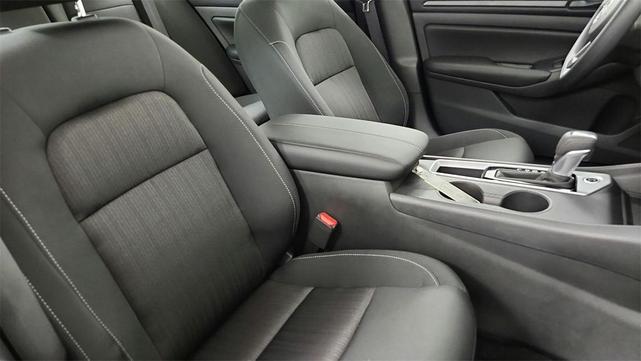Photo of 2025 Glacier White Nissan Altima