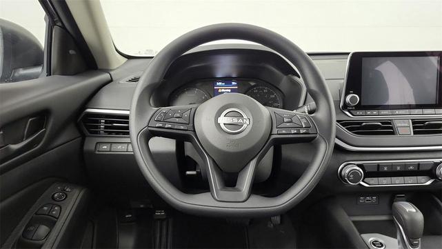 Photo of 2025 Glacier White Nissan Altima