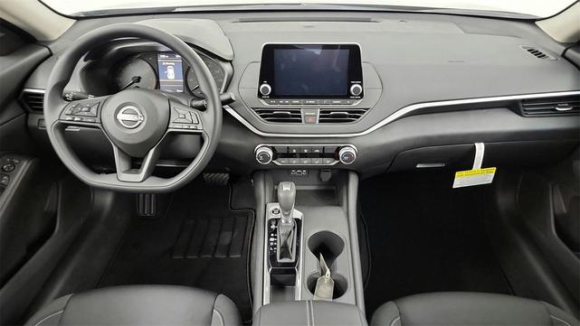 Photo of 2025 Glacier White Nissan Altima