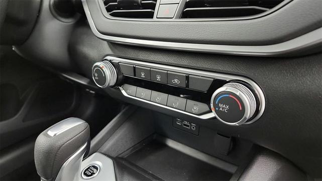 Photo of 2025 Glacier White Nissan Altima