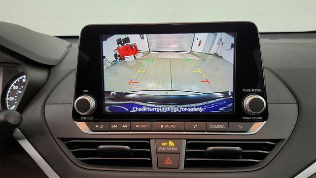 Photo of 2025 Glacier White Nissan Altima