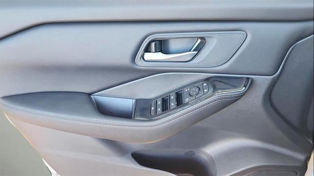 Photo of 2025 Brilliant Silver Metallic Nissan Rogue