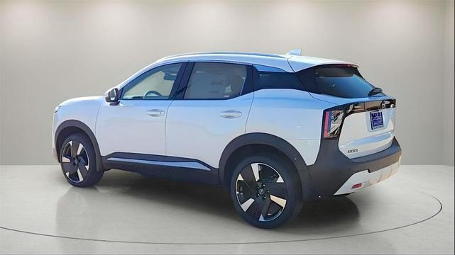 Photo of 2025 Aspen White Tricoat Nissan Kicks