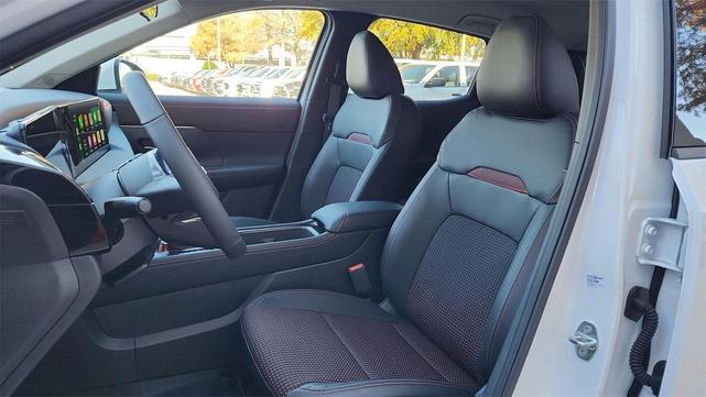 Photo of 2025 Aspen White Tricoat Nissan Kicks